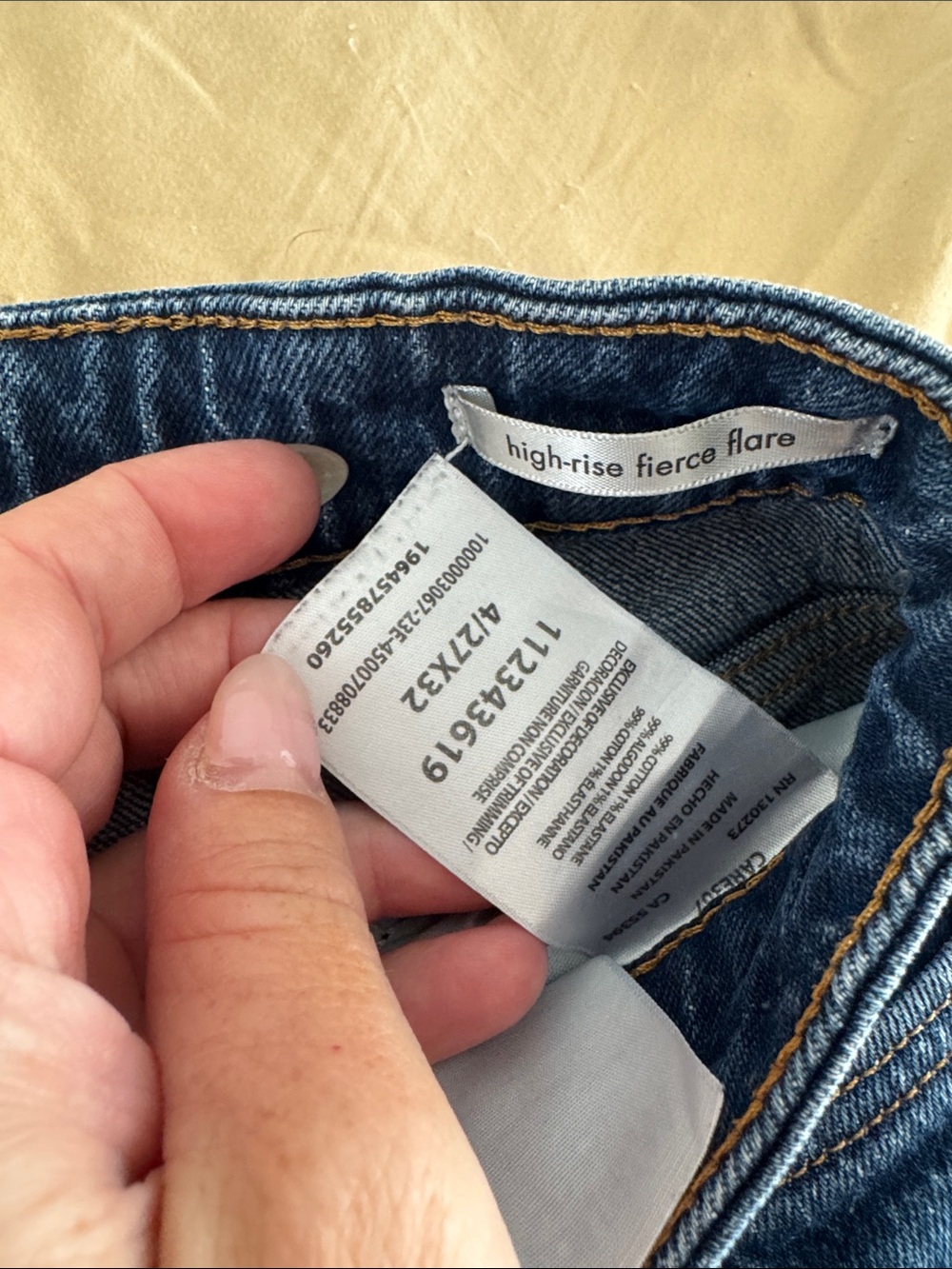 Wrangler Vintage-Inspired Dark Blue Flare Jeans with Embroidered Pockets - Picture 3 of 5